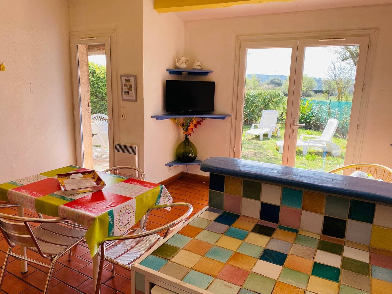 Foto 2 von 12: Klimatisierte Unterkunft mit Pool, Hunde erlaubt, umzäuntem Garten, WLAN und Privatparkplatz