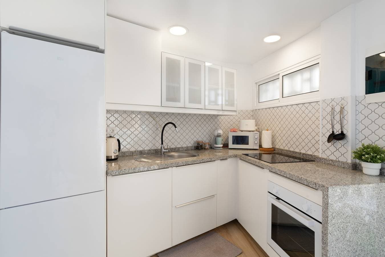 Foto 7 von 23: Ferienwohnung 'Flipper 302' mit Meerblick, Gemeinschaftspool und WLAN