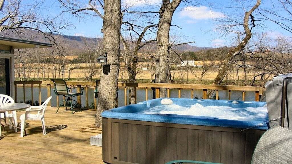 Foto 7 von 15: Rustikale River Cabin, Charming Riverfront, Hottub, 2 Steinkamine, Dock, Ansichten