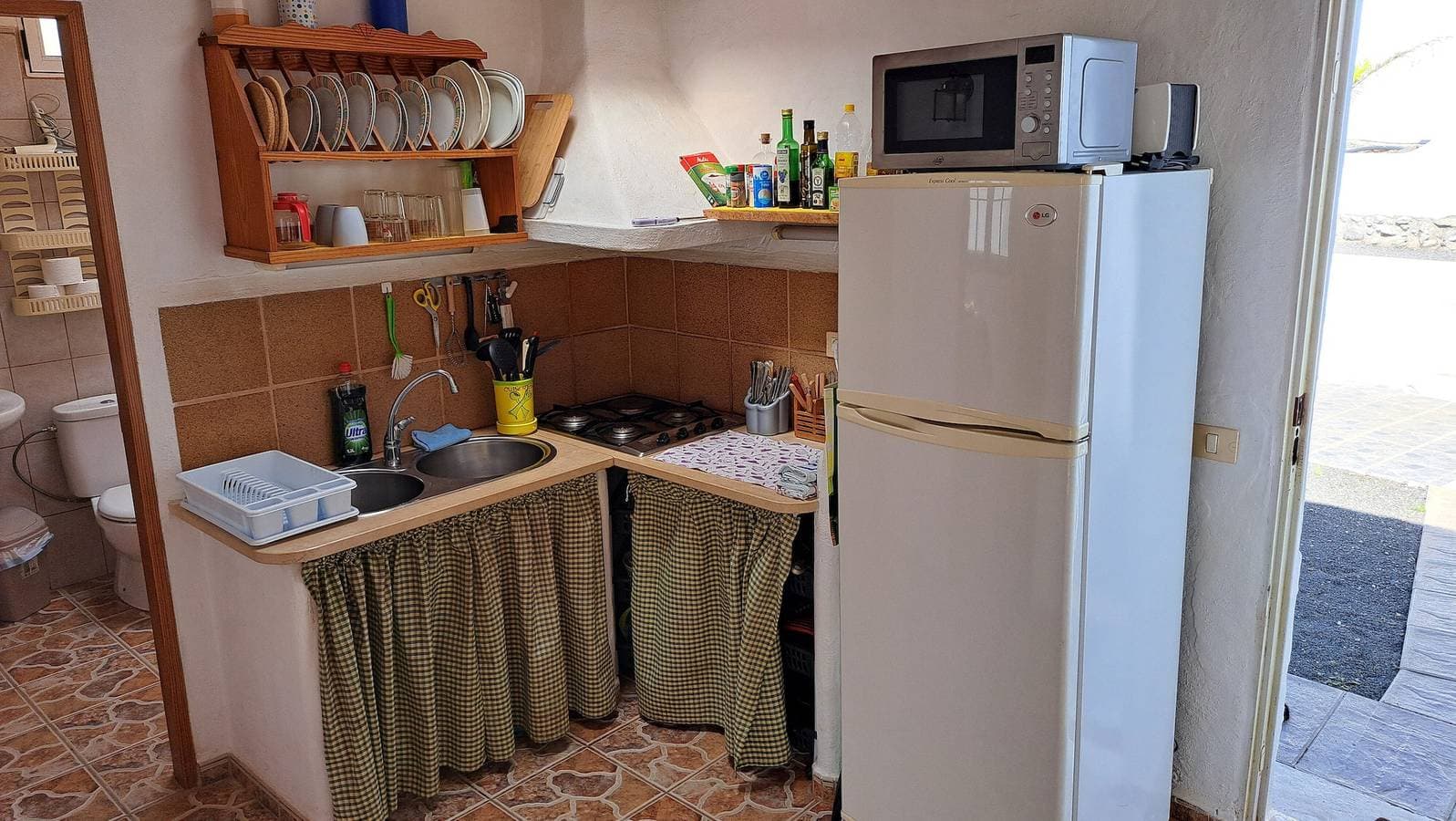 Foto 11 von 22: Schönes 1 Bedroom Apartment - Free Wifi - große Terasse mit Aussicht auf das Meer