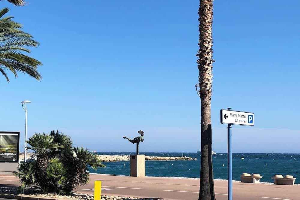 Foto 7 von 9: Cros de Cagnes-sur-Mer building facing the sea