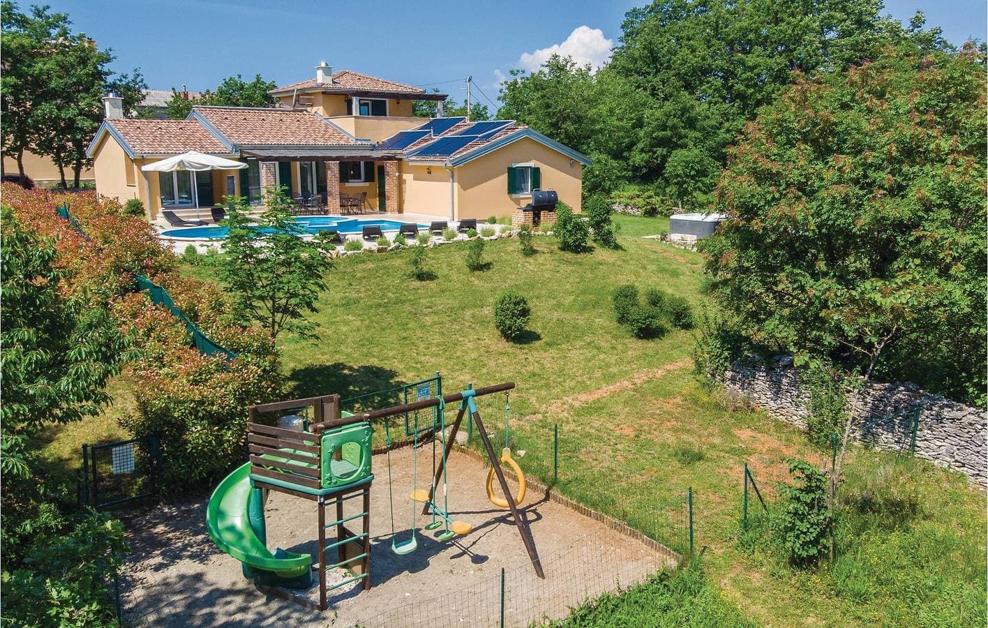 Foto 3 von 46: Geräumige 170 m² große Wohnung mit WLAN, Pool und Terrasse