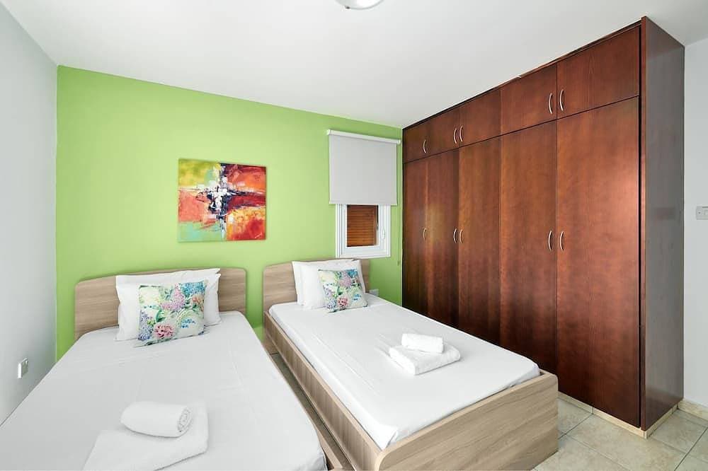Foto 3 von 30: Beach Front Villa Azura Sunrise by Ezoria Villas