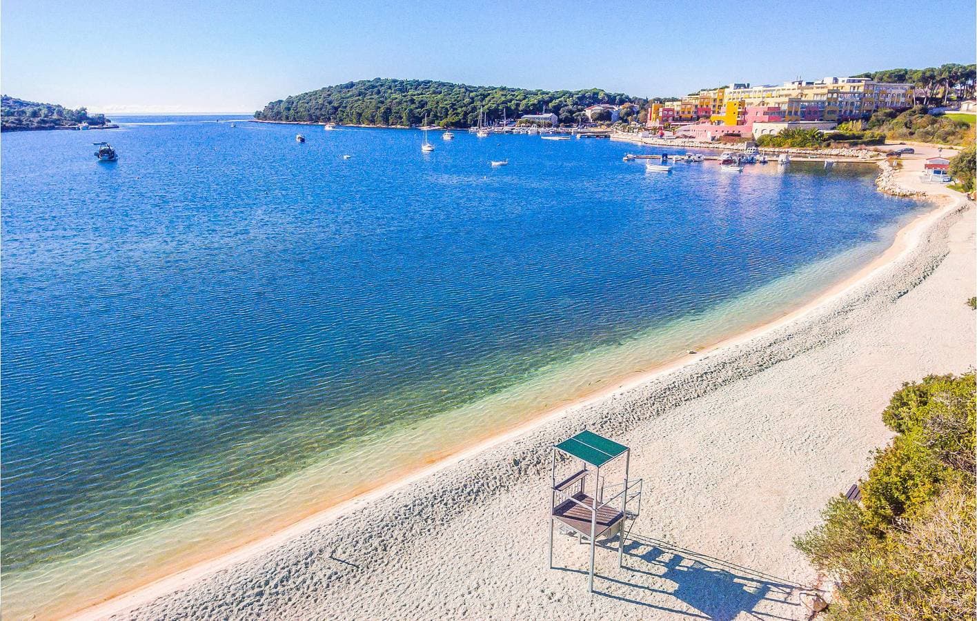 Foto 3 von 39: Gemütliche 62 m² große Ferienwohnung mit Meerblick, Pool, Strand in der Nähe und Parkplatz