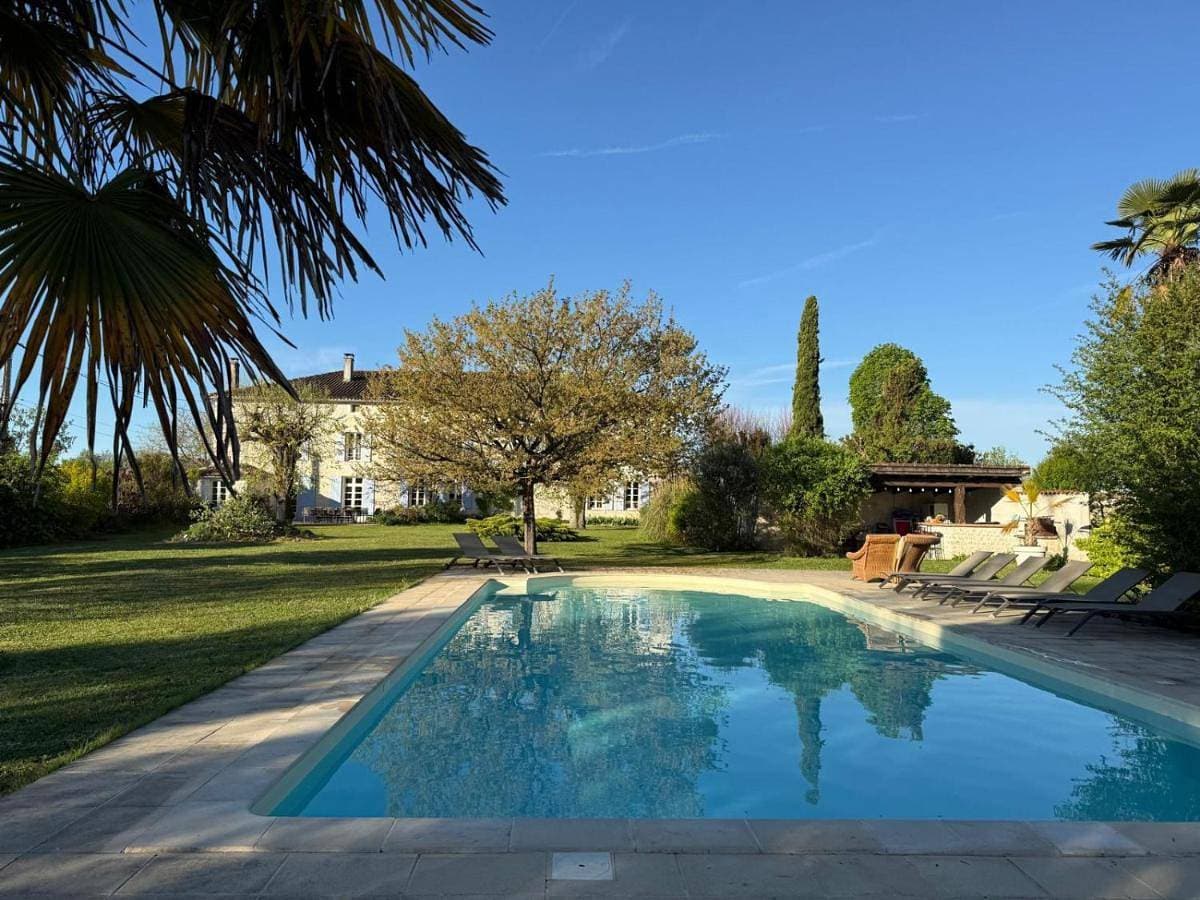 Foto 2 von 129: Villa with Private Pool