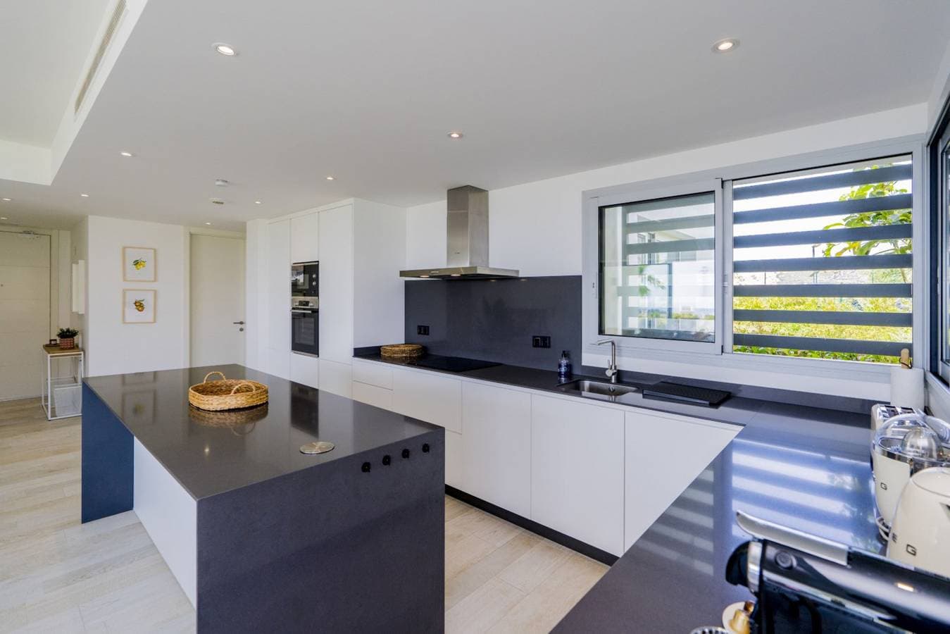 Foto 10 von 46: Stylish 3-Bed Apartment | Alcazaba Lagoon