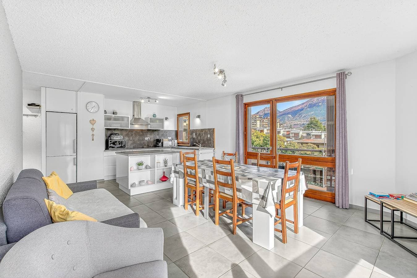 Foto 2 von 35: Le Plein Ciel – Seeblick, WLAN, renoviertes Apartment in Embrun