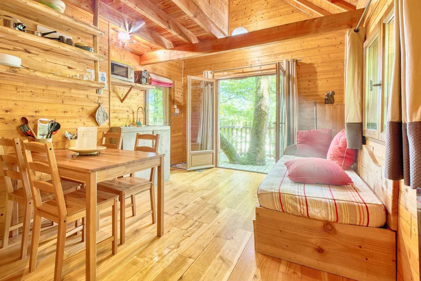 Foto 5 von 27: Cabane Amicie in den Bäumen – Natur-Retreat mit gemeinsamem beheiztem Innenpool