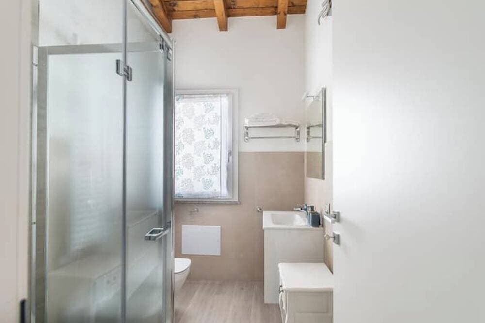 Foto 4 von 13: Cozy atmosphere in the room with private bathroom