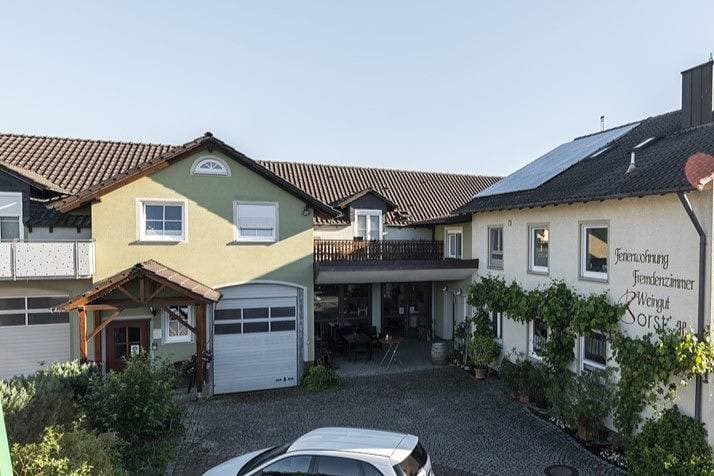 Foto 4 von 13: Weingut und Gästehof Borst - Helles Doppelzimmer mit Balkon und WLAN
