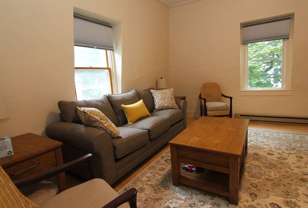 Foto 10 von 21: Renovated downtown Bar Harbor apartment, park and walk to shops and restaurants.