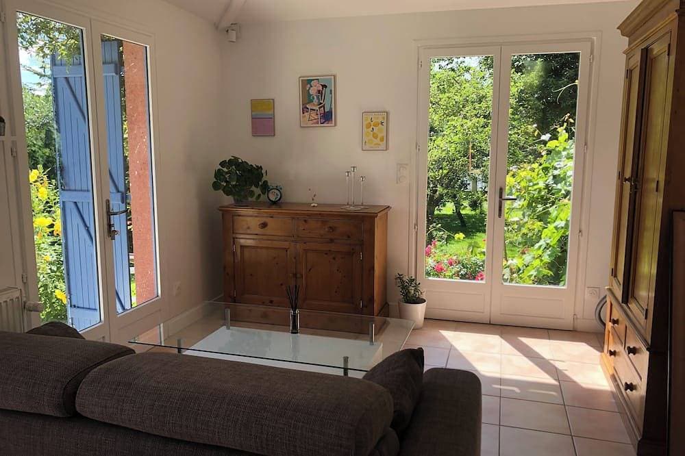 A self-contained studio in a green setting 1