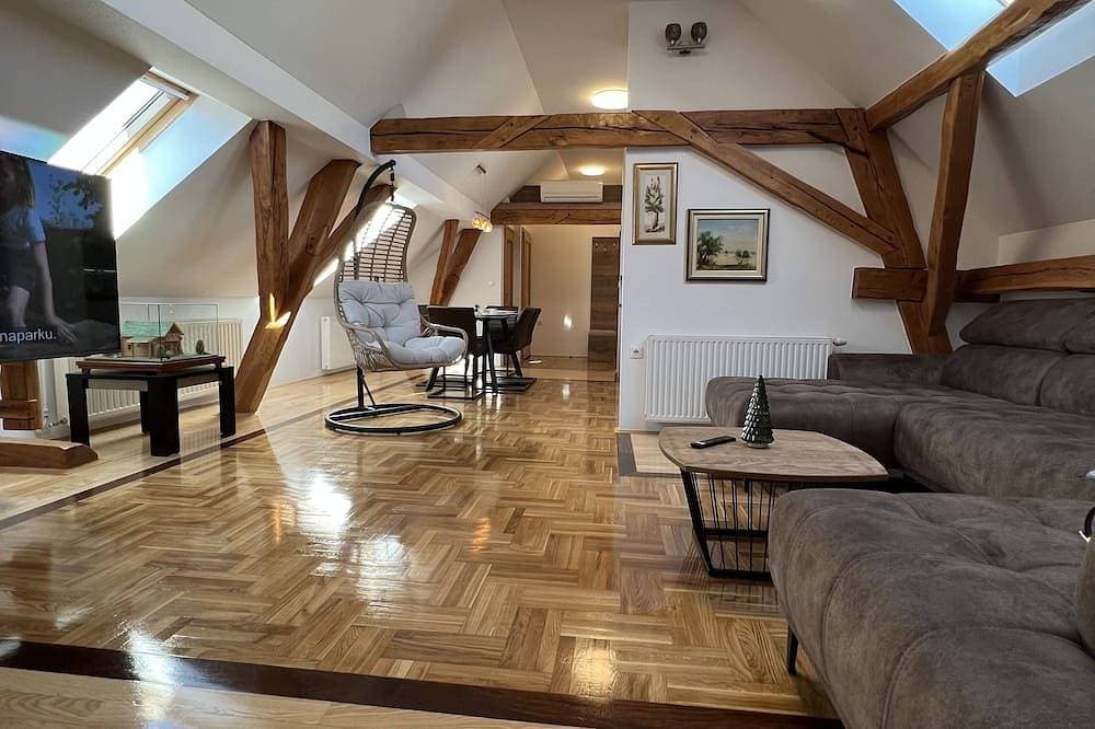 Foto 13 von 30: La Luna ⭐⭐⭐⭐⭐ Rustic Deluxe Apartment with Pool & Jacuzzi Bikes and Parking