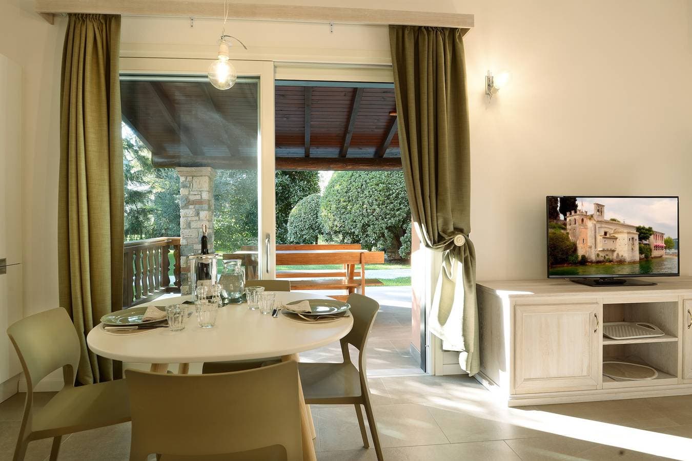 Foto 7 von 40: Ferienwohnung Al Segnavento Tramontana mit Pool, Terrasse & Parkplatz am Seeufer