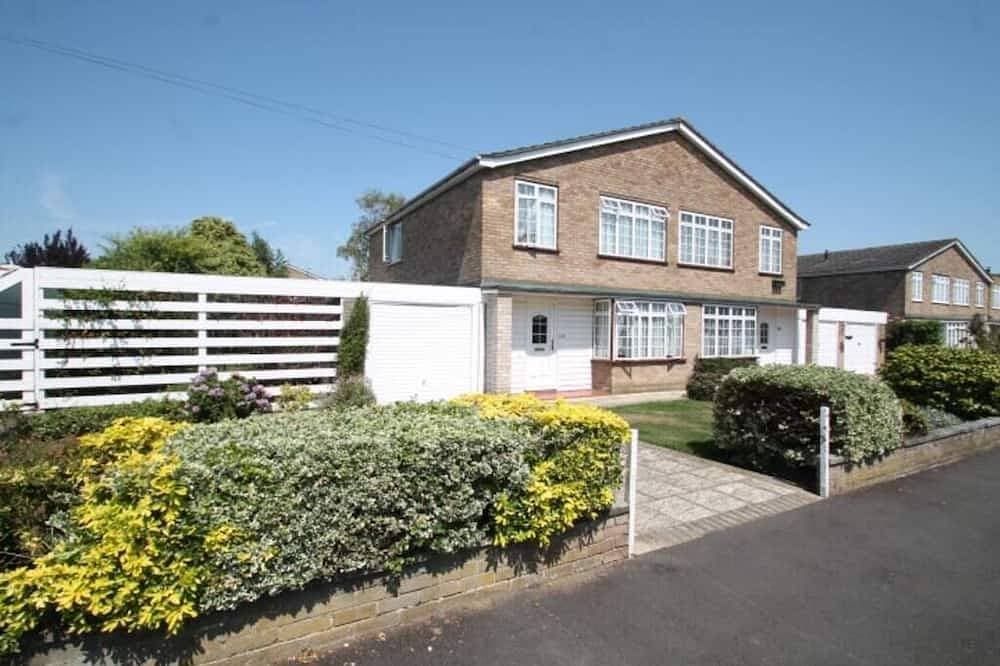 Beautiful 3 Bedroom Home in Staines Private Parking, Garden, Near Heathrow 1