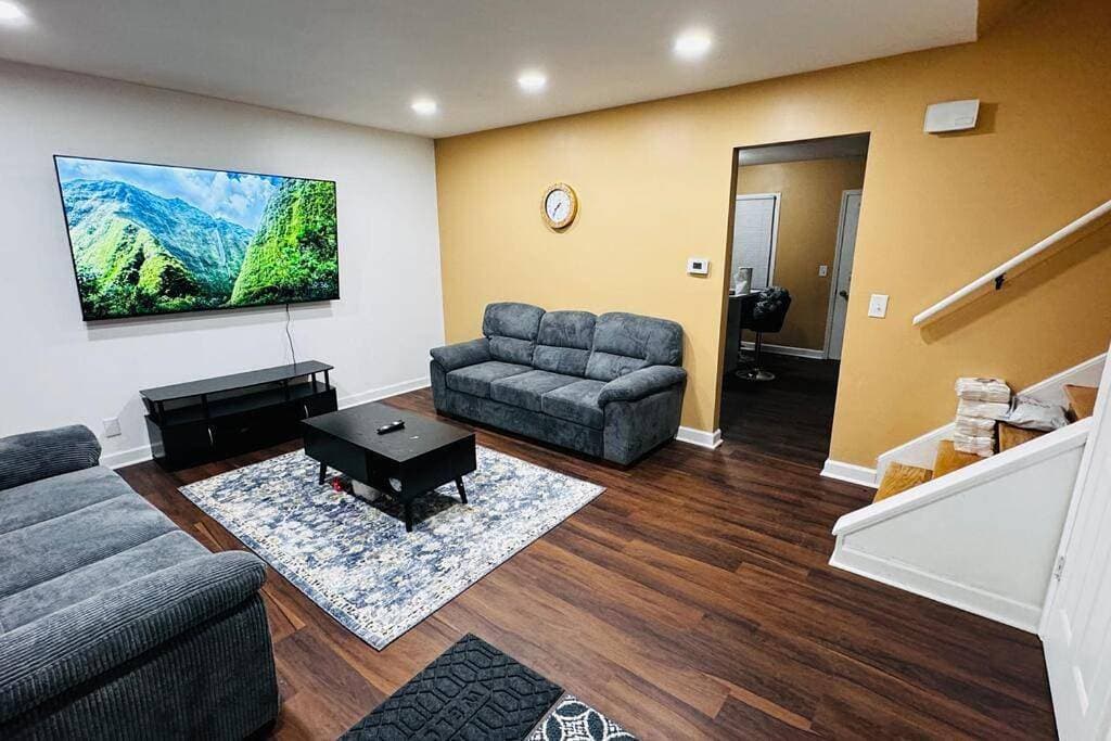 Convenient Stay near Chicago Ohare Airport with King Beds and Coffee 1