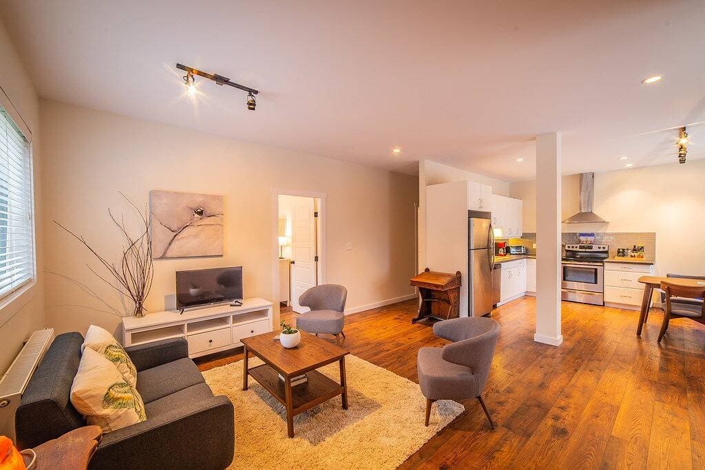 Modern suite with glacier view 1