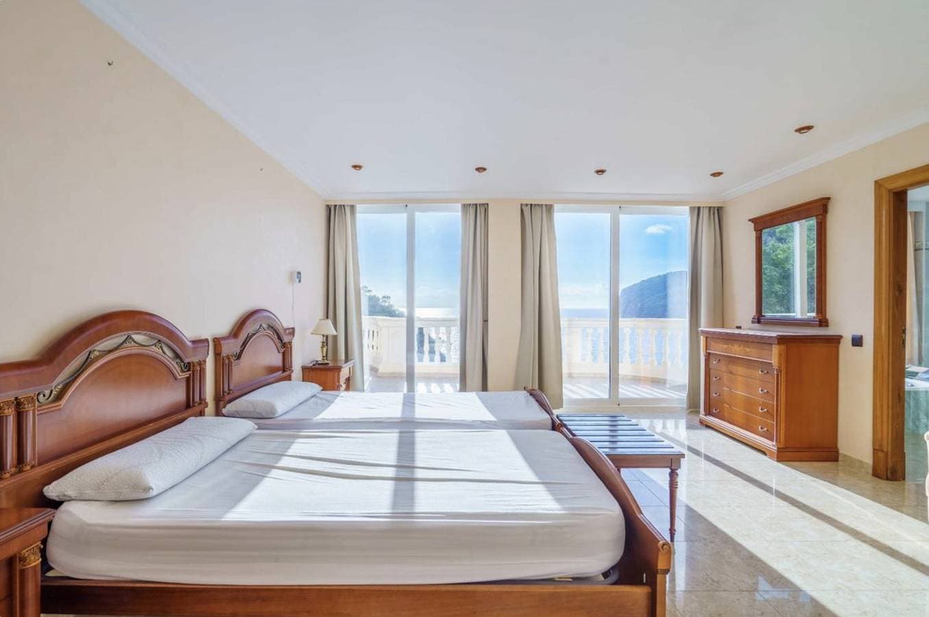 Foto 11 von 27: Villa Camp De Mar Sea View by PriorityVillas