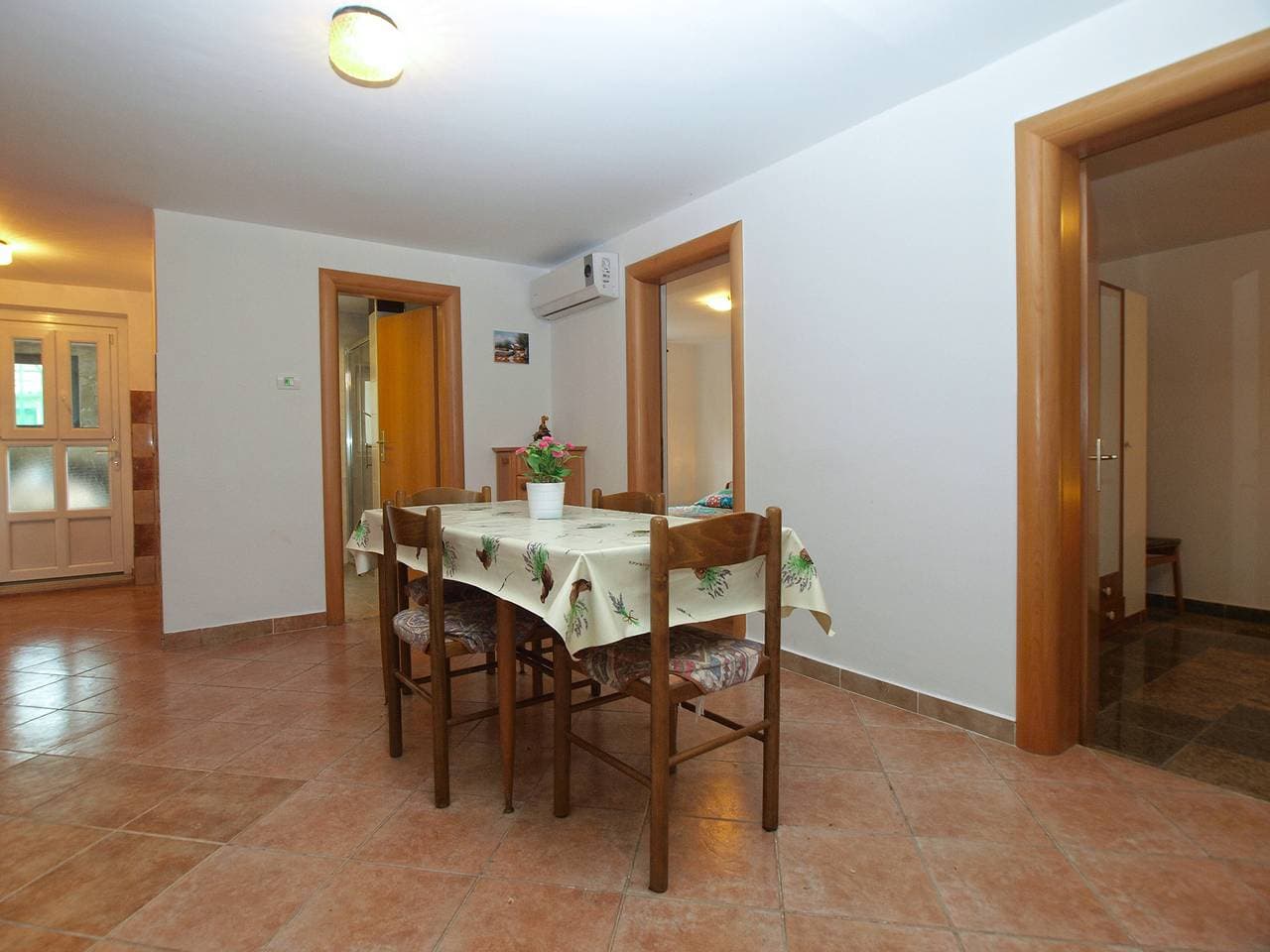 Foto 10 von 24: Ferienwohnung für 5 Personen mit Terrasse