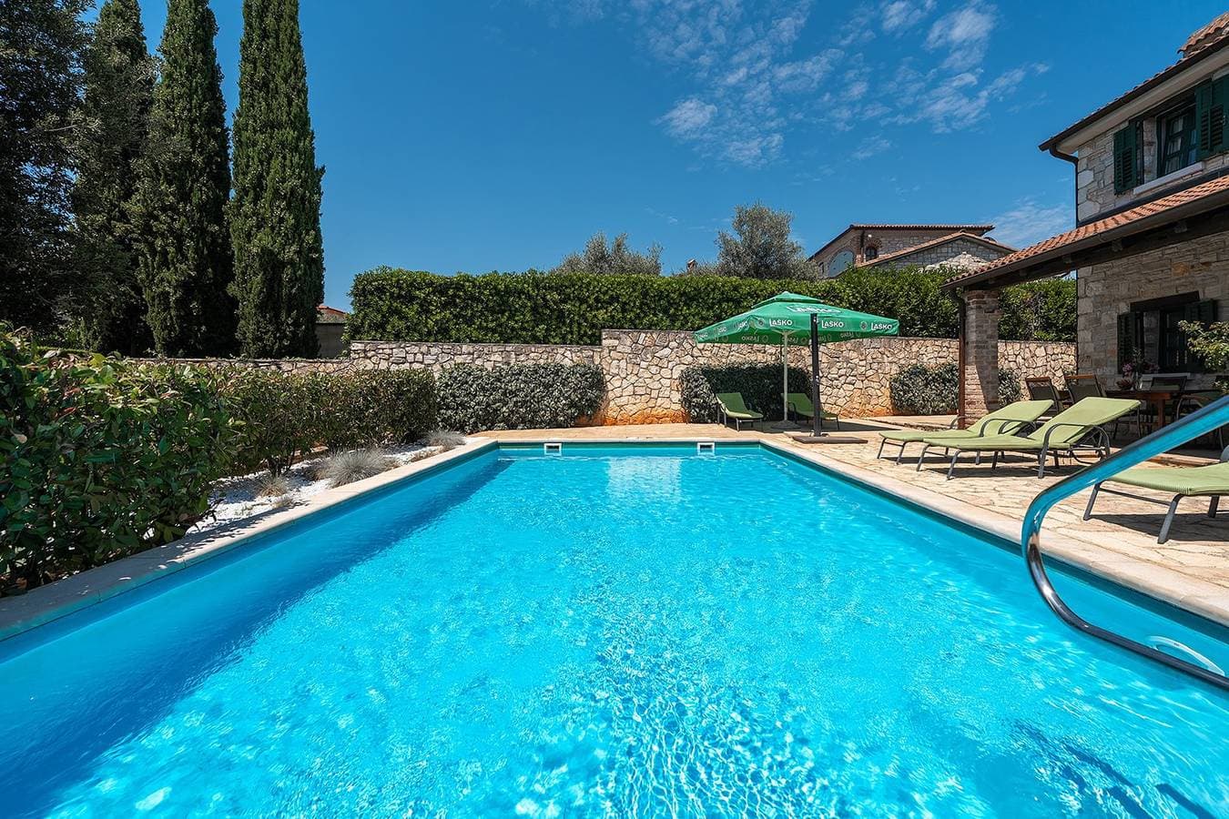 Foto 2 von 47: Villa mit privatem Pool und 3 Schlafzimmer