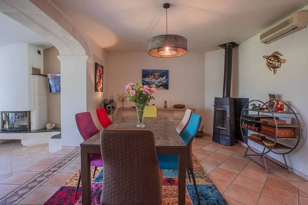 Foto 11 von 18: Spacious Villa, Tennis Court, Large Park