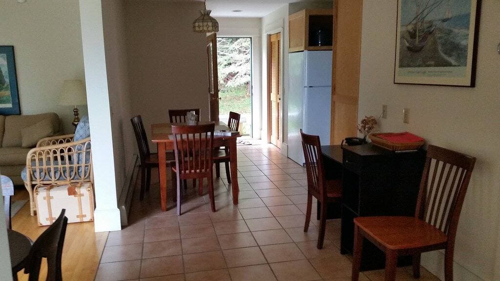 Foto 3 von 13: Charmant, 2Br Oceanfront Cottage mit herrlichem Ausblick. Neu eingerichtet.