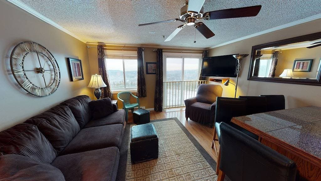Foto 2 von 9: 1st Floor -  Bedroom + Sleeper Sofa, 1 Bath with Mountain Views & Ski In/Ski Out