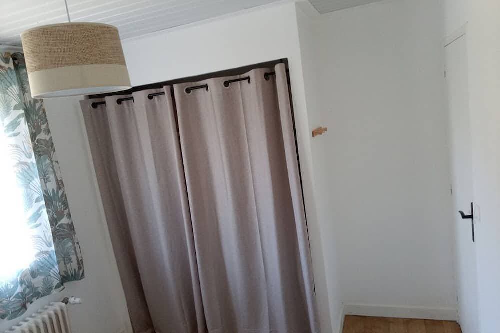 Foto 4 von 25: Maison Atypique Avec Terrasse, Jardin et Garage en Plein Centre Village
