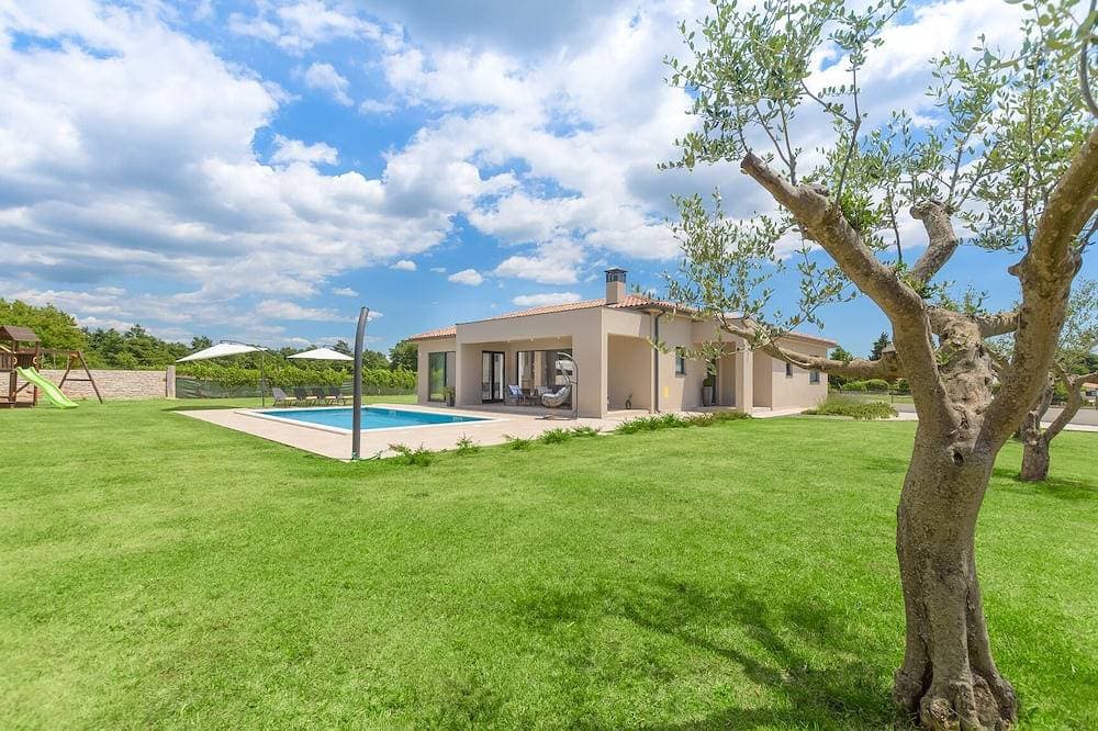 Neubau Villa Vitis Vitae ***** 1. 400m2 Gartenfläche, Zentralistrien 1