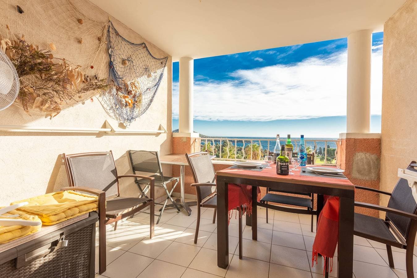 Foto 2 von 25: Appartement 'Cap Esterel St Raphaël' mit Meerblick, Gemeinschaftspool und privater Terrasse