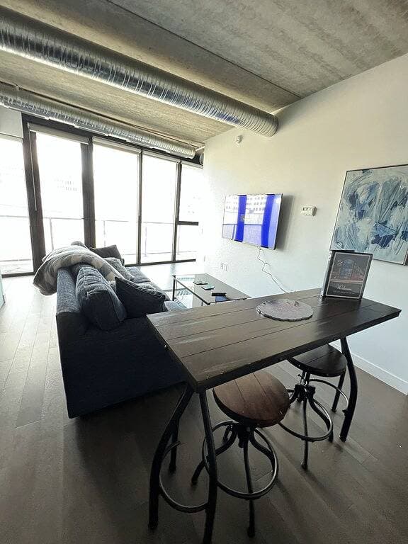 Foto 13 von 30: Executive 2 bed Condo King bed great Location downtown with laundry