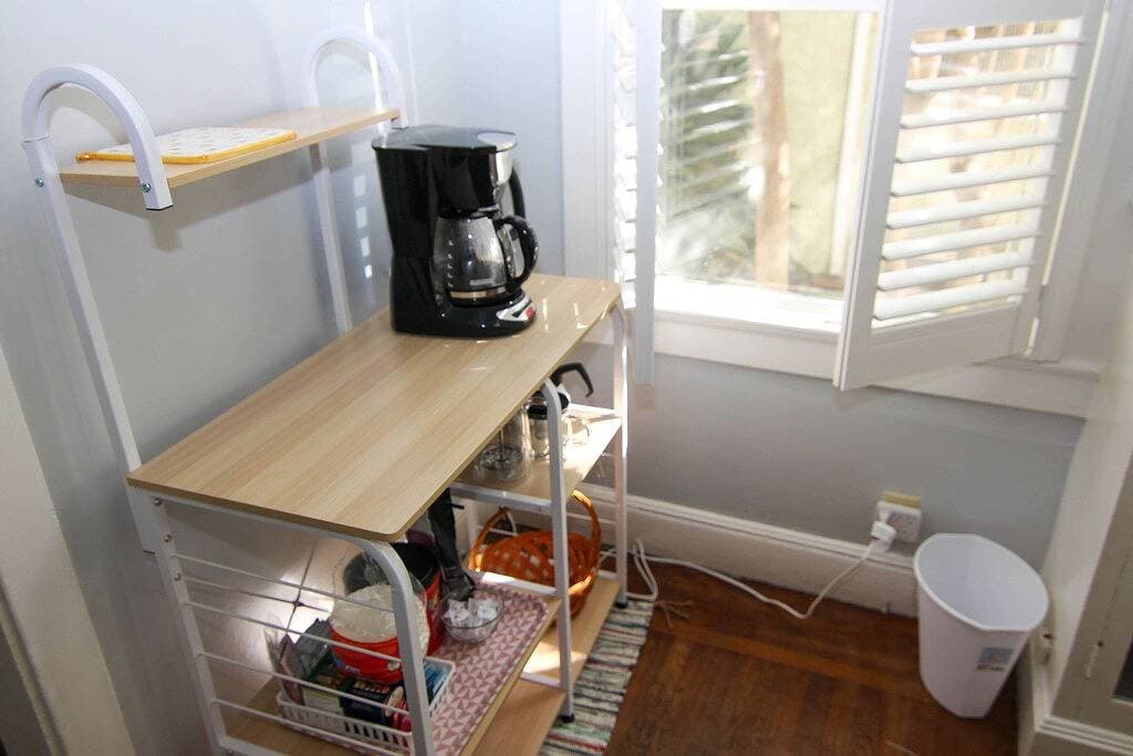 Foto 9 von 53: Charming Two Room Bungalow with Patio and Backyard Near Downtown