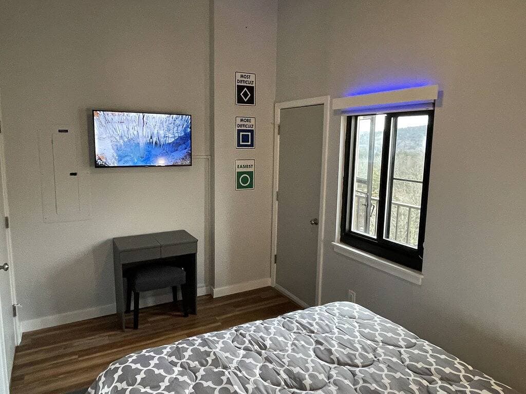 Foto 4 von 28: Modern Condo Ski In/Ski Out with Night Skiing - 2 Beds/Full Bath, Full Kitchen