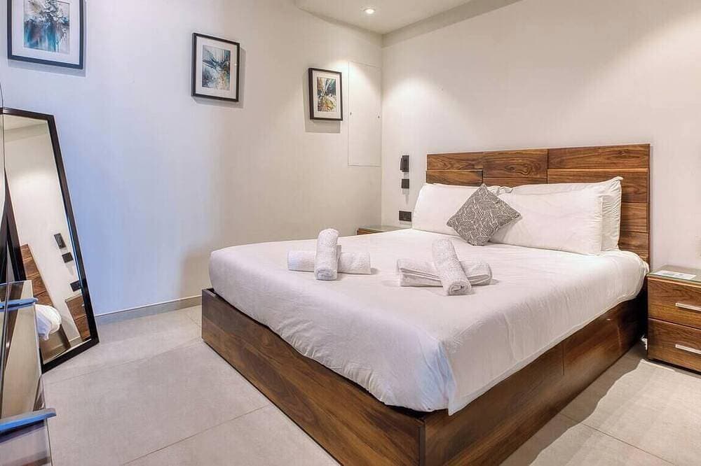 Foto 4 von 30: Official Mercury Suite: Luxury w/ Pool & Balcony