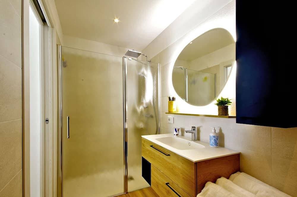 Foto 6 von 30: Modern lake view apartment with shared pool, garden, parking, air-conditioning
