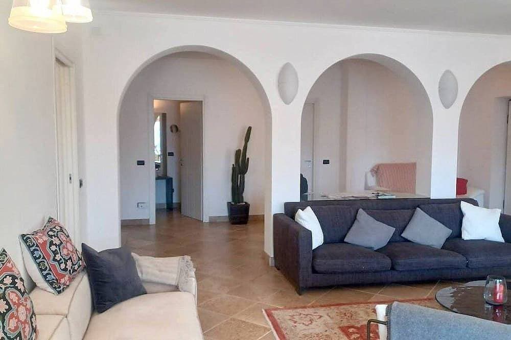 Foto 8 von 30: Villa Alborella: A bright four-story villa situated on a promontory facing the lake, with Free Wi-Fi.
