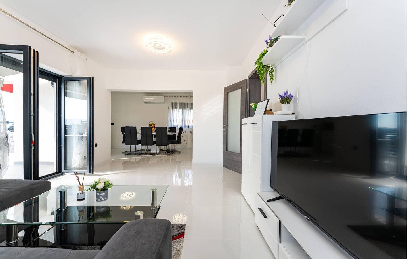 Foto 6 von 37: Urlaub am Meer: Modernes Apartment mit Pool, Terrasse und atemberaubender Aussicht