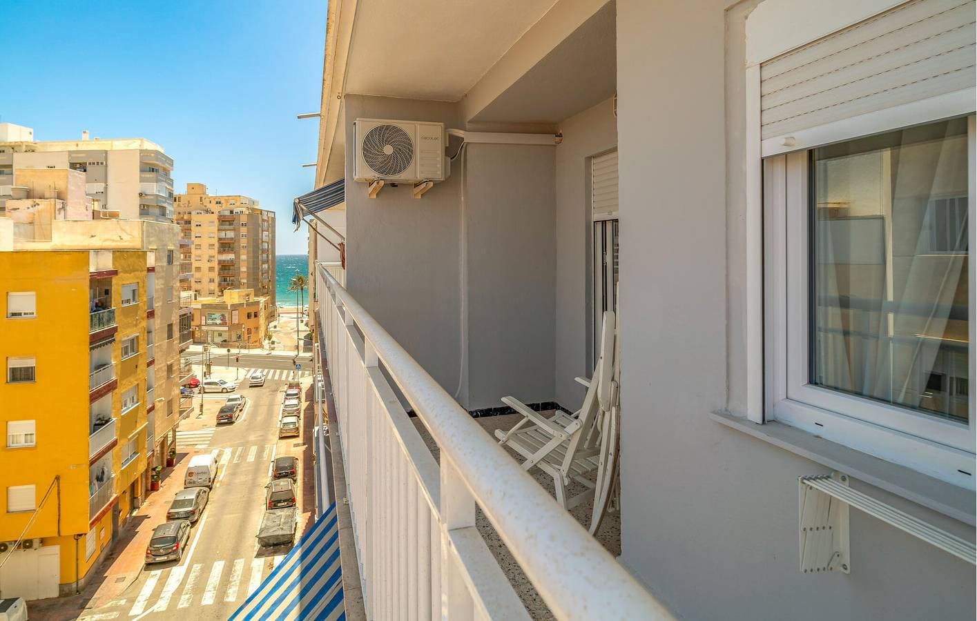 Glücklich am Strand: Modernes Apartment mit WiFi & AC 1