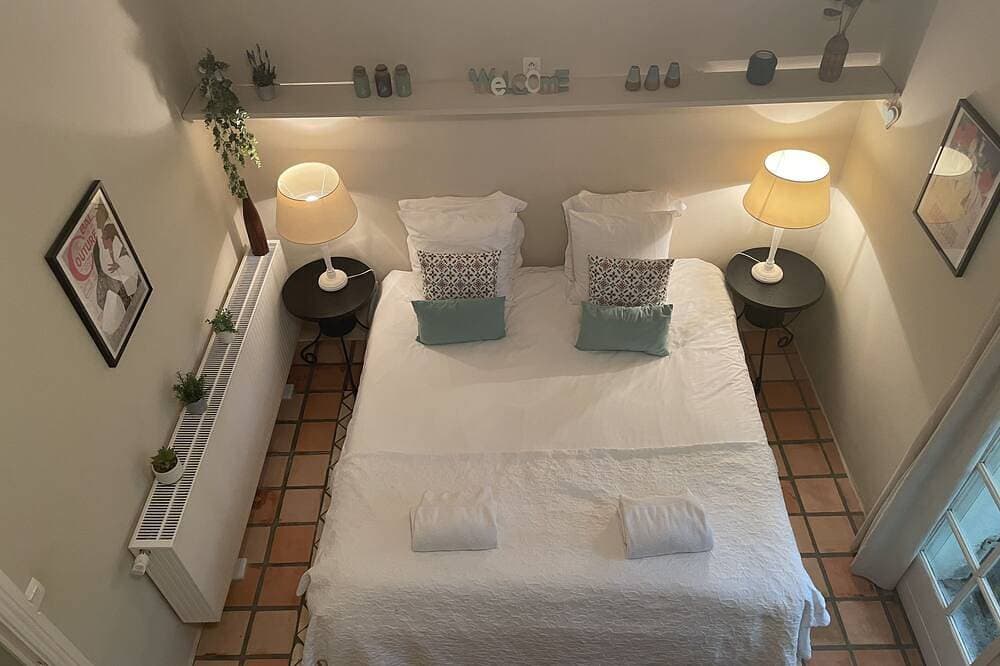Foto 5 von 30: Ein schönes romantisches Schlafzimmer mit Mezzaninbereich, Badezimmer und privatem Garten