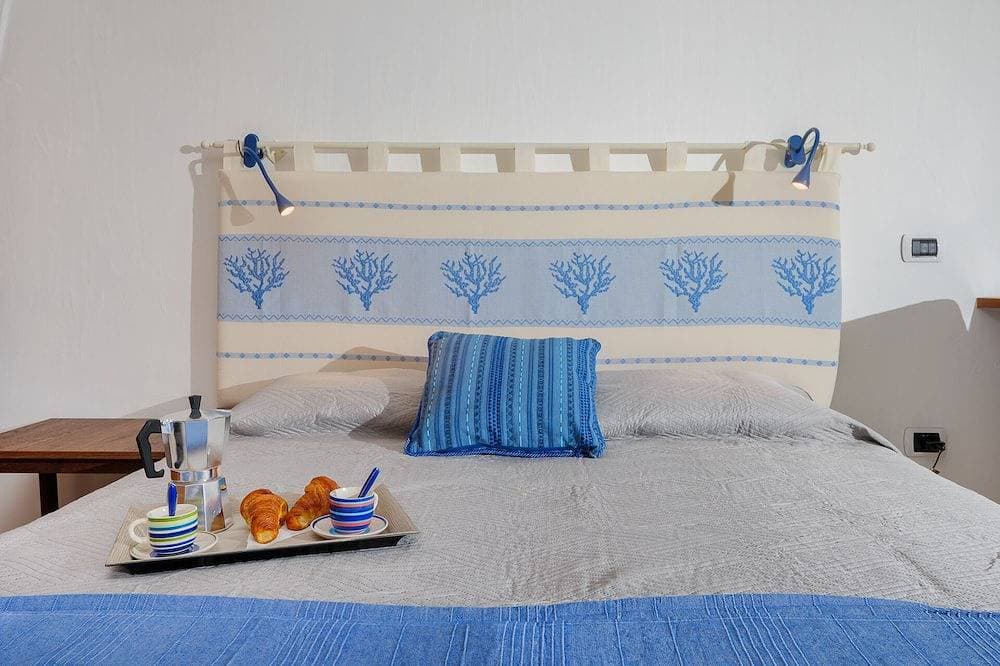 Foto 3 von 30: Azzurra apartment with pool access - Villaggio Sherden Golfo Aranci