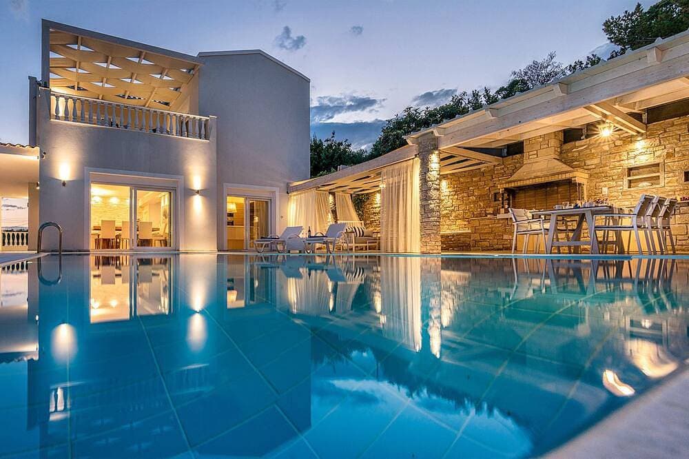 Luxusvilla mit atemberaubender Aussicht und erstklassiger Ausstattung, ideal für Familien 1