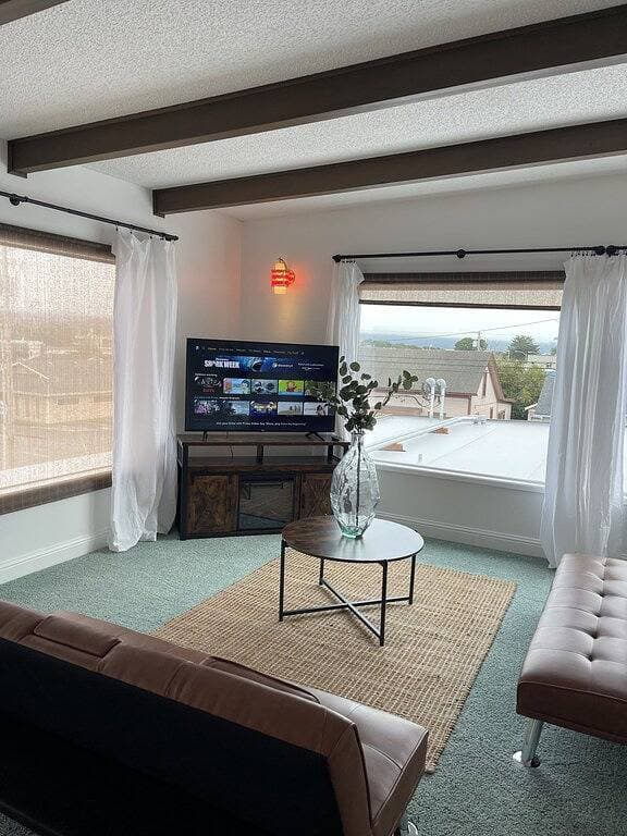 Foto 10 von 14: Downtown Retro Modern Flat, 3 blocks from the beach!