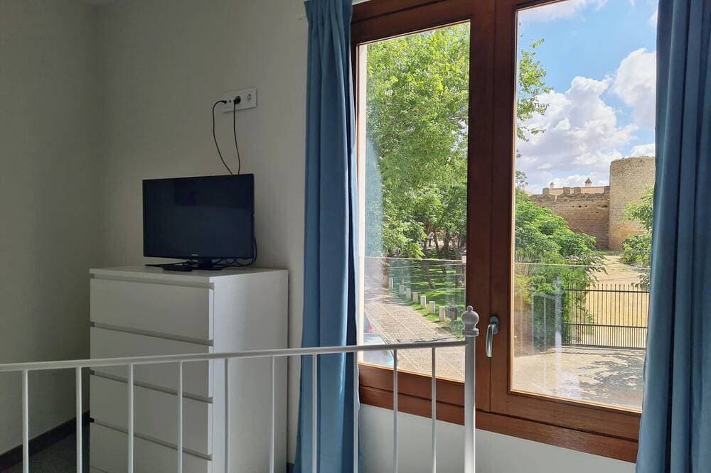 Foto 6 von 30: Parador-view apt- sleeps 4-1-bed apt shared rooftop terrace with castle view