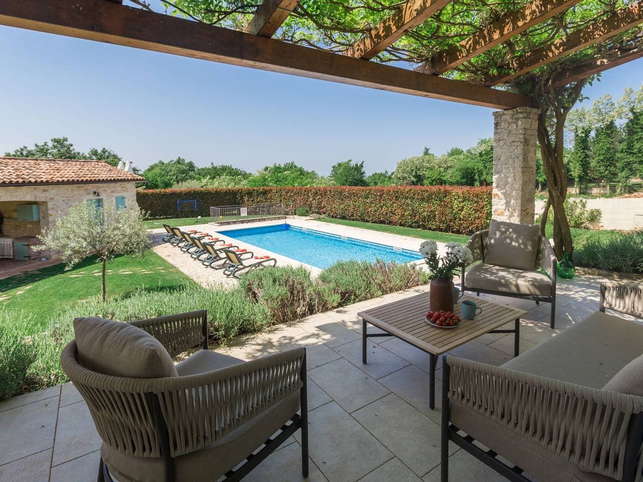 Foto 3 von 55: Villa mit Pool, Garten und Sommerküche