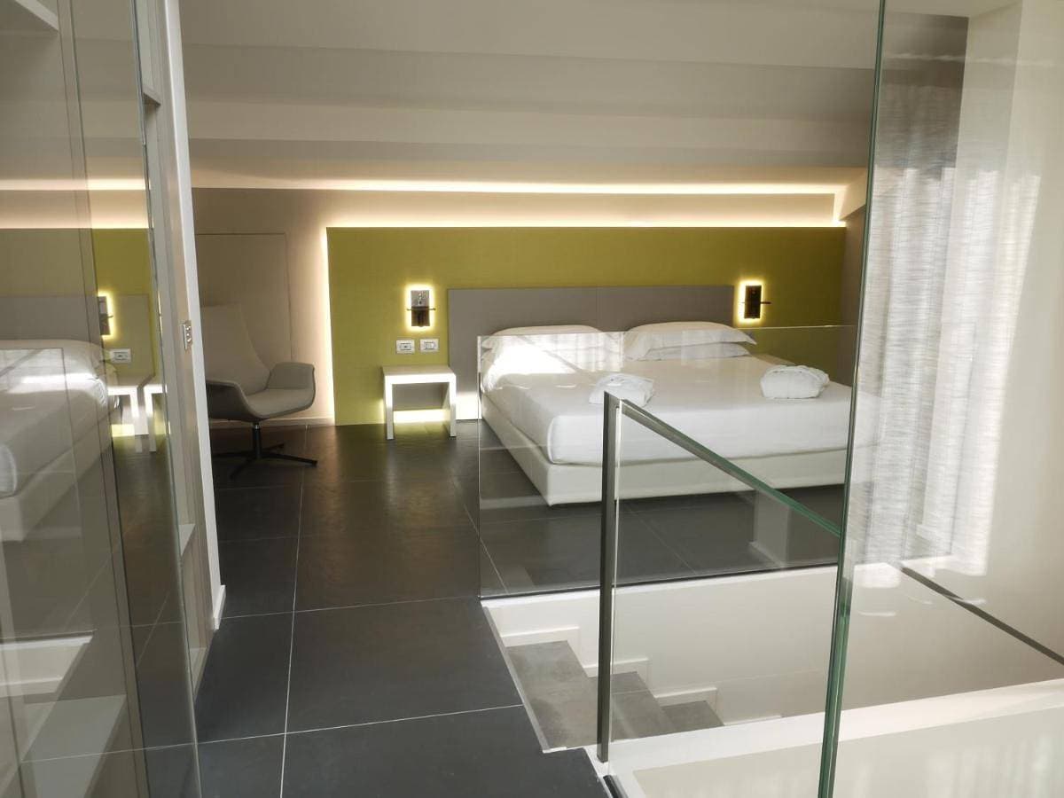 Foto 2 von 32: Triple Room with Balcony