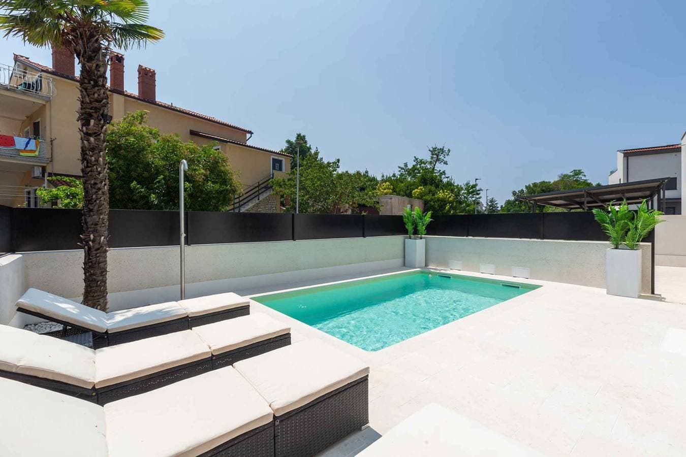 Foto 12 von 46: Villa mit Terrasse und Pool