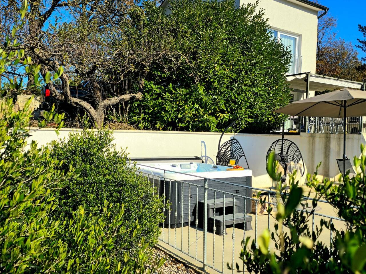 Foto 8 von 47: Ländliche alleinstehende schöne Villa mit privatem