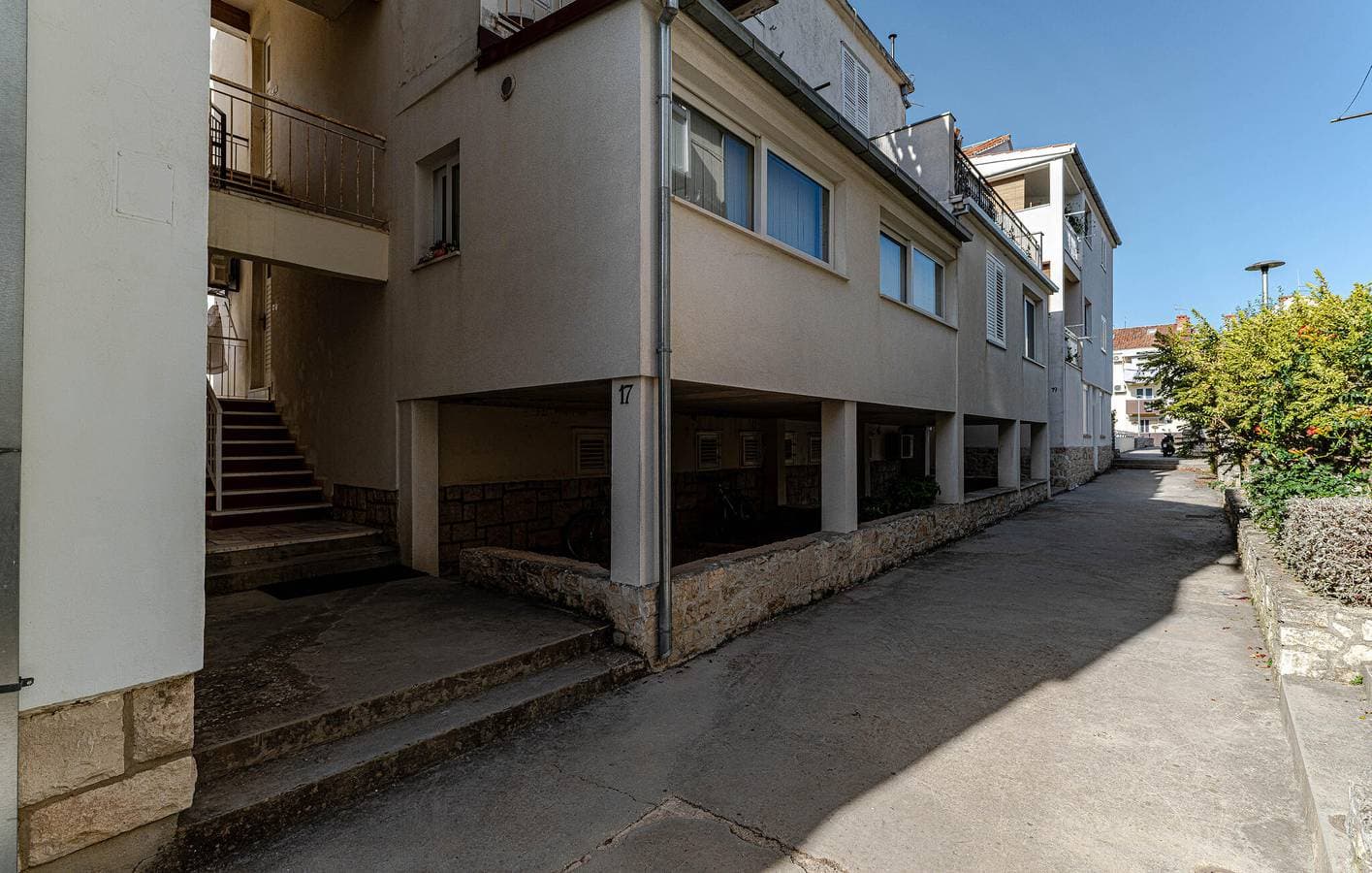 Foto 4 von 27: Gemütlich, 2 km vom Strand entfernt: WLAN, Klimaanlage, Terrasse und Parkplatz