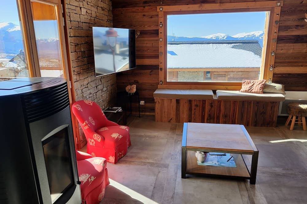 Chalet Les 3 Biches, resort center 1