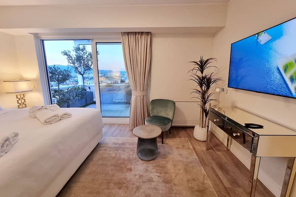 Foto 3 von 30: One 360 Skyline Athens - Penthouse Apartment with private Skyview Jacuzzi